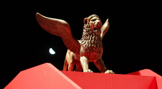 golden-lion-statue